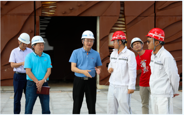 歡迎三沙市市委常委，市長鄧忠蒞臨我司承接的三沙廣場項目，三沙文體館項目現(xiàn)場調(diào)研并指導